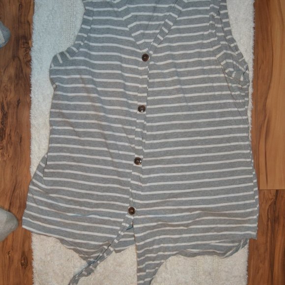 Source Unknown Tops - Tie and button front tank top size XL
